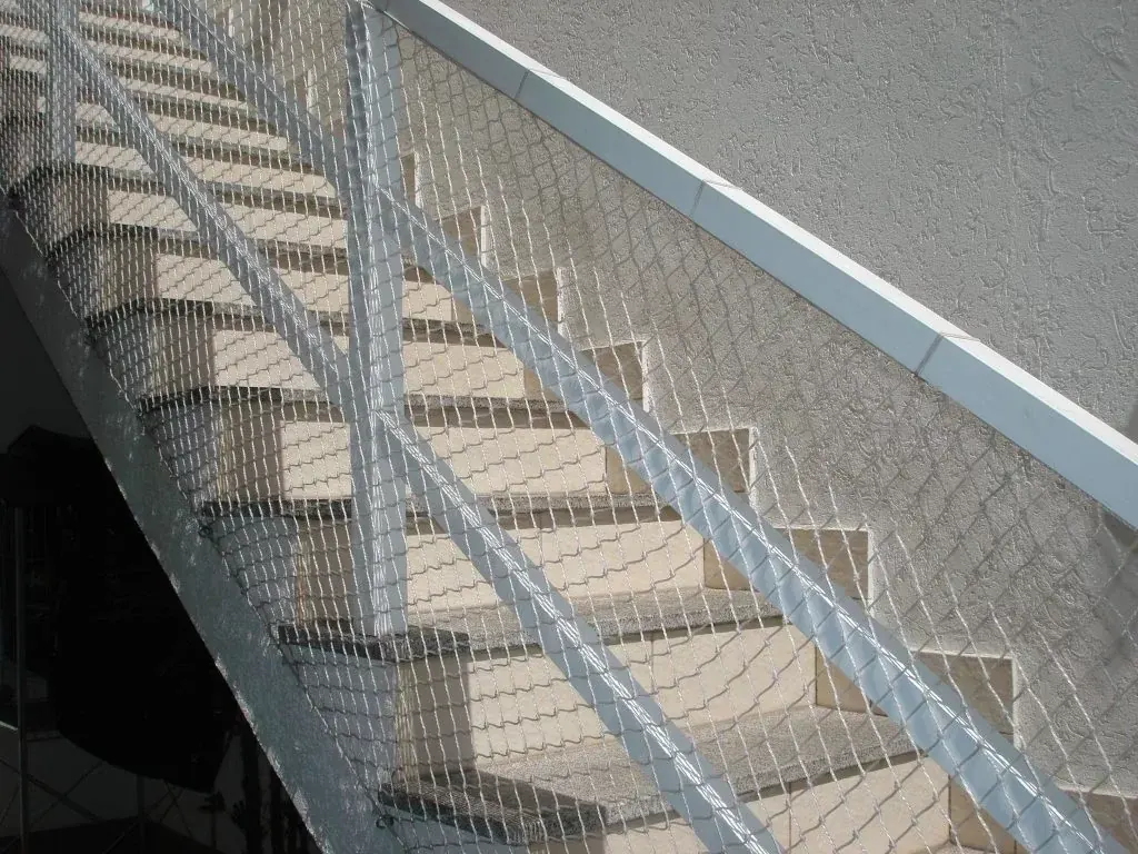 Escada com rede de proteção instalada pela BLG